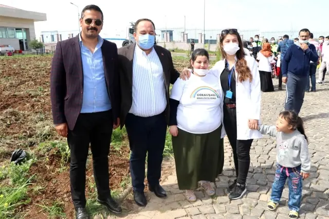 Son Dakika | Ekinci, polislerle beraber ağaç dikti Son Dakika | Ekinci, polislerle beraber ağaç dikti