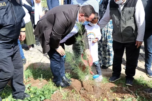 Son Dakika | Ekinci, polislerle beraber ağaç dikti Son Dakika | Ekinci, polislerle beraber ağaç dikti