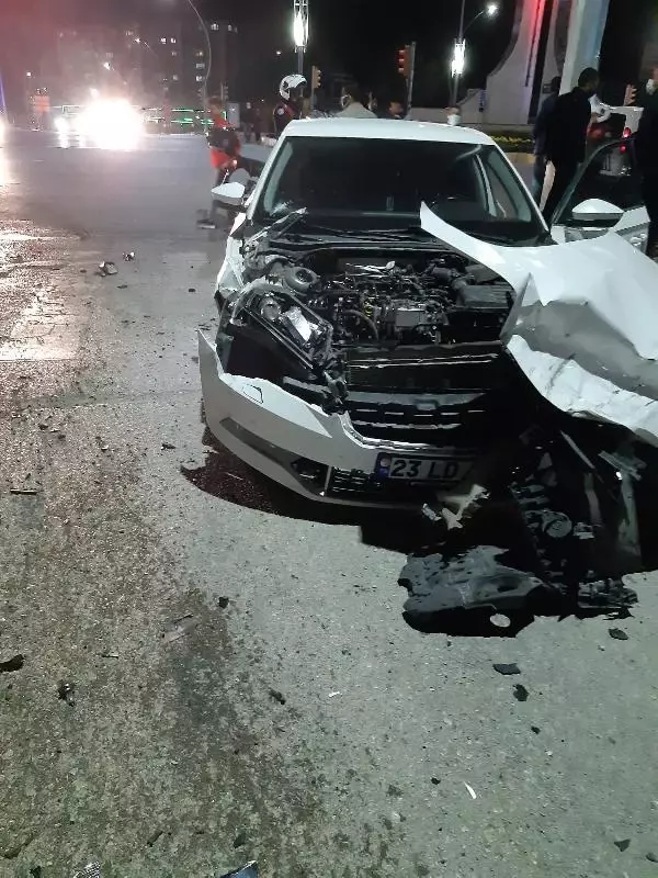 Son dakika! Elazığ'da kısıtlama saatinde zincirleme kaza: 5 yaralı Son dakika! Elazığ'da kısıtlama saatinde zincirleme kaza: 5 yaralı