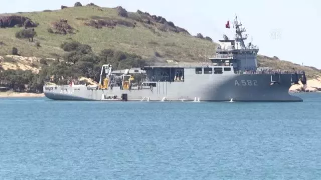 Foça'da denize düşen eğitim uçağının enkazı çıkarıldı (2)