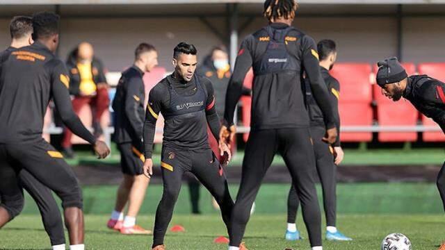 Galatasaray antrenmanında korkutan çarpışma! Falcao ve Kerem hastaneye kaldırıldı Galatasaray antrenmanında korkutan çarpışma! Falcao ve Kerem hastaneye kaldırıldı