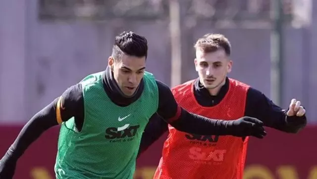 Galatasaray antrenmanında korkutan çarpışma! Falcao ve Kerem hastaneye kaldırıldı Galatasaray antrenmanında korkutan çarpışma! Falcao ve Kerem hastaneye kaldırıldı