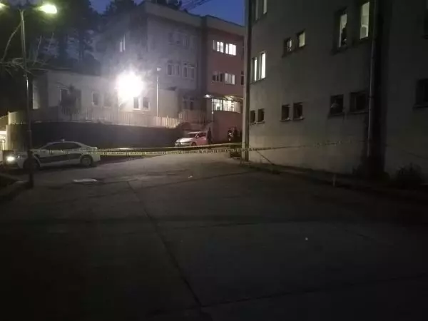 Hastanenin 3'üncü katından atlayan hırsızlık şüphelisi şahıs, hayatını kaybetti Hastanenin 3'üncü katından atlayan hırsızlık şüphelisi şahıs, hayatını kaybetti