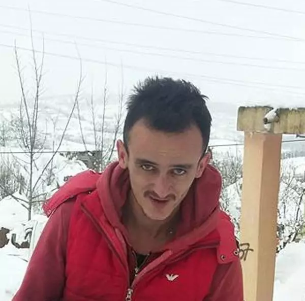 Hastanenin 3'üncü katından atlayan hırsızlık şüphelisi şahıs, hayatını kaybetti Hastanenin 3'üncü katından atlayan hırsızlık şüphelisi şahıs, hayatını kaybetti