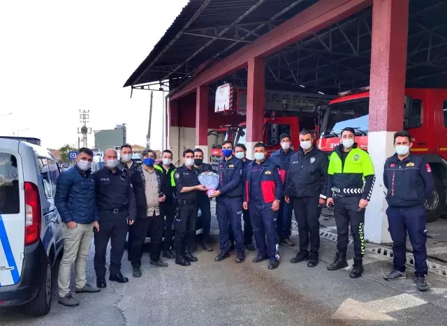 Son dakika haberi! İhbar İçin gelen polise pasta ve çiçekli karşılama Son dakika haberi! İhbar İçin gelen polise pasta ve çiçekli karşılama