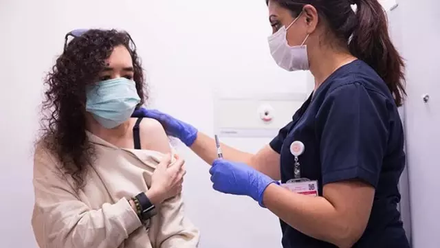 İlk doz aşıyı olduktan sonra koronavirüse yakalananlara sil baştan aşı uygulaması İlk doz aşıyı olduktan sonra koronavirüse yakalananlara sil baştan aşı uygulaması
