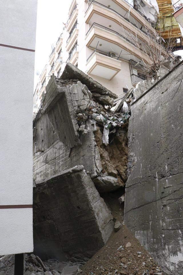 İnşaat kazısı esnasında temeli kayan apartmanla ilgili konuşan Bakan Kurum'dan sert çıkış: Tedbirleri almak zorundasınız İnşaat kazısı esnasında temeli kayan apartmanla ilgili konuşan Bakan Kurum'dan sert çıkış: Tedbirleri almak zorundasınız