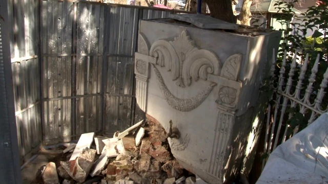 Kadıköy'de bir gecede yok olan tarihi çeşme, aylardır restore edilmeyi bekliyor