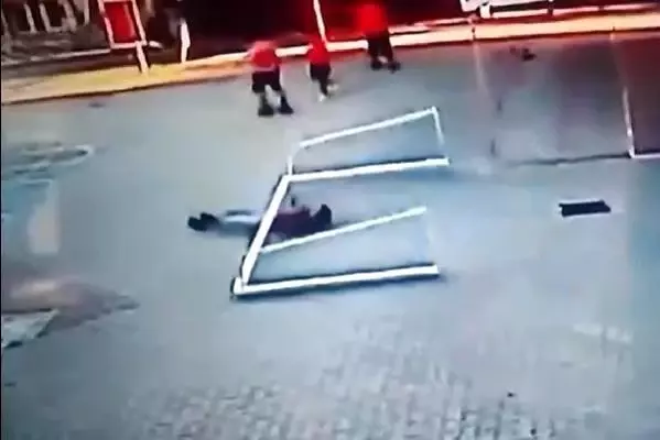 Kale direğinin altında böyle kaldı Kale direğinin altında böyle kaldı