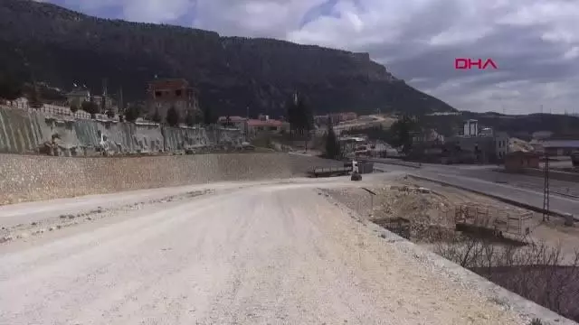 KARAMAN SEYCAN HEMŞİRENİN ÖLDÜĞÜ YERDE YOL YAPIM ÇALIŞMASI SÜRÜYOR KARAMAN SEYCAN HEMŞİRENİN ÖLDÜĞÜ YERDE YOL YAPIM ÇALIŞMASI SÜRÜYOR