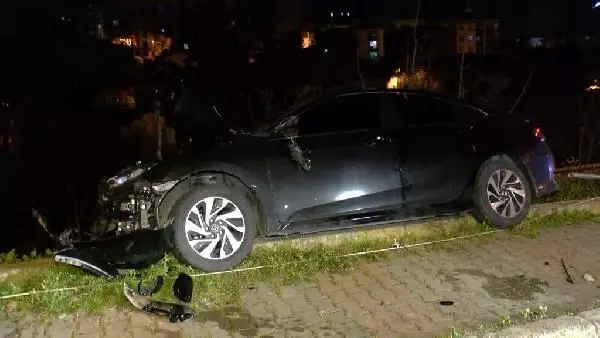 KARTAL'DA OTOMOBİL AYDINLATMA DİREĞİNE ÇARPTI; POLİS, SÜRÜCÜ OLDUĞUNU İDDİA EDEN KADINA İNANMADI KARTAL'DA OTOMOBİL AYDINLATMA DİREĞİNE ÇARPTI; POLİS, SÜRÜCÜ OLDUĞUNU İDDİA EDEN KADINA İNANMADI