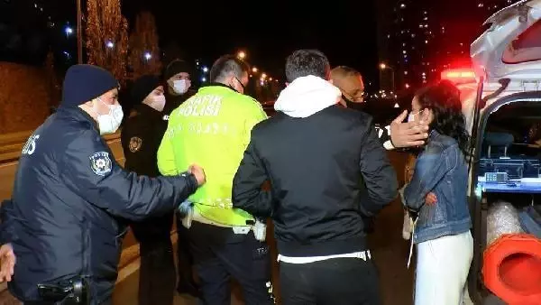 KARTAL'DA OTOMOBİL AYDINLATMA DİREĞİNE ÇARPTI; POLİS, SÜRÜCÜ OLDUĞUNU İDDİA EDEN KADINA İNANMADI KARTAL'DA OTOMOBİL AYDINLATMA DİREĞİNE ÇARPTI; POLİS, SÜRÜCÜ OLDUĞUNU İDDİA EDEN KADINA İNANMADI