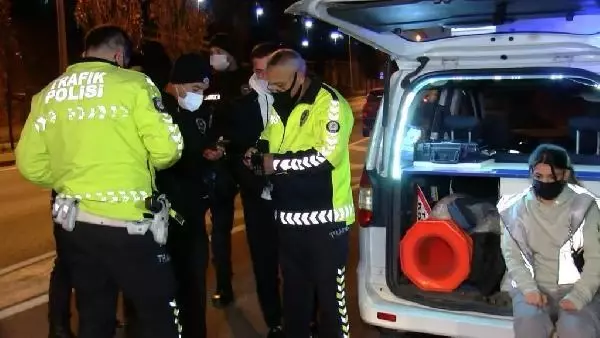 KARTAL'DA OTOMOBİL AYDINLATMA DİREĞİNE ÇARPTI; POLİS, SÜRÜCÜ OLDUĞUNU İDDİA EDEN KADINA İNANMADI KARTAL'DA OTOMOBİL AYDINLATMA DİREĞİNE ÇARPTI; POLİS, SÜRÜCÜ OLDUĞUNU İDDİA EDEN KADINA İNANMADI