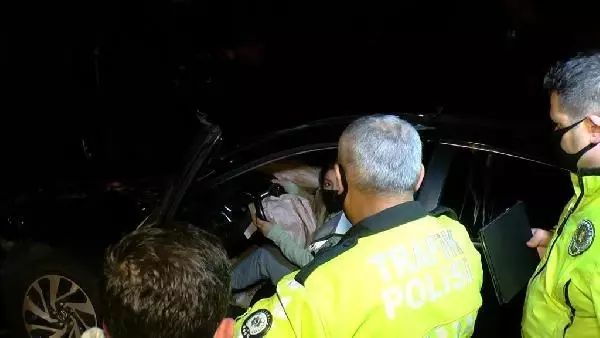 KARTAL'DA OTOMOBİL AYDINLATMA DİREĞİNE ÇARPTI; POLİS, SÜRÜCÜ OLDUĞUNU İDDİA EDEN KADINA İNANMADI KARTAL'DA OTOMOBİL AYDINLATMA DİREĞİNE ÇARPTI; POLİS, SÜRÜCÜ OLDUĞUNU İDDİA EDEN KADINA İNANMADI
