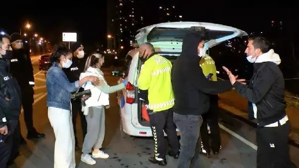 KARTAL'DA OTOMOBİL AYDINLATMA DİREĞİNE ÇARPTI; POLİS, SÜRÜCÜ OLDUĞUNU İDDİA EDEN KADINA İNANMADI KARTAL'DA OTOMOBİL AYDINLATMA DİREĞİNE ÇARPTI; POLİS, SÜRÜCÜ OLDUĞUNU İDDİA EDEN KADINA İNANMADI