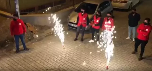 KAVGA İHBARINA GİDEN POLİSE 'ÇİKOLATA' SÜRPRİZİ KAVGA İHBARINA GİDEN POLİSE 'ÇİKOLATA' SÜRPRİZİ