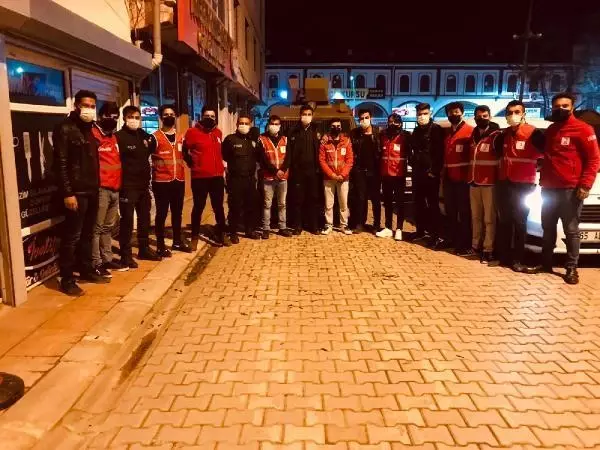 KAVGA İHBARINA GİDEN POLİSE 'ÇİKOLATA' SÜRPRİZİ KAVGA İHBARINA GİDEN POLİSE 'ÇİKOLATA' SÜRPRİZİ