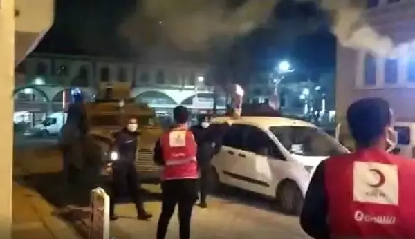 KAVGA İHBARINA GİDEN POLİSE 'ÇİKOLATA' SÜRPRİZİ KAVGA İHBARINA GİDEN POLİSE 'ÇİKOLATA' SÜRPRİZİ