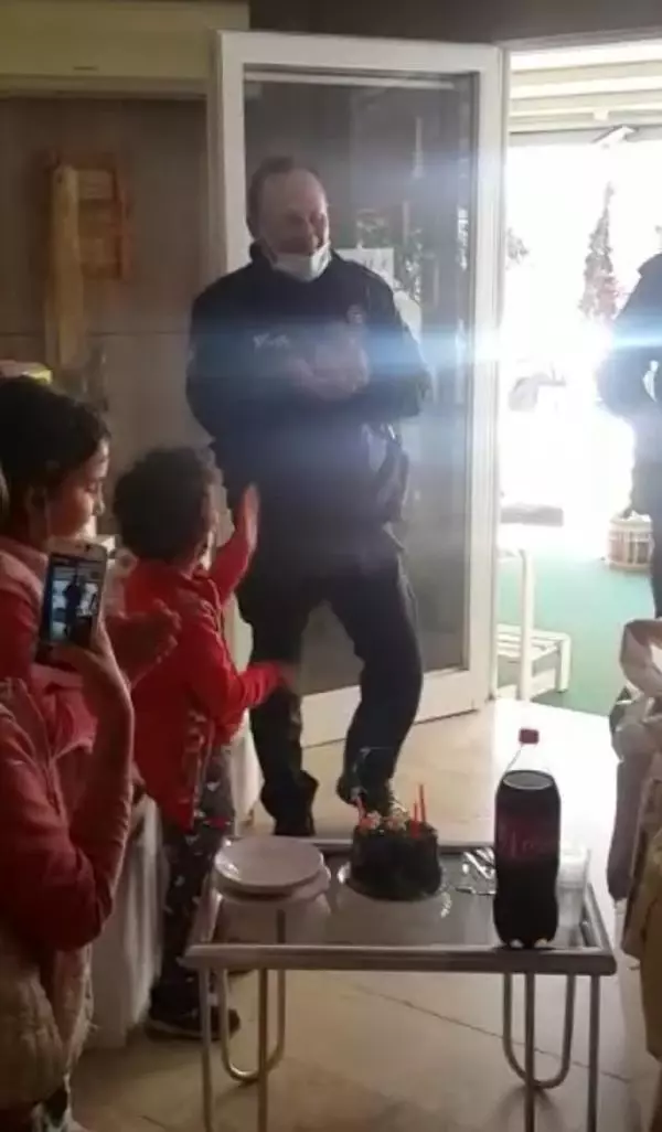 Kavga ihbarına giden polise pastalı sürpriz Kavga ihbarına giden polise pastalı sürpriz