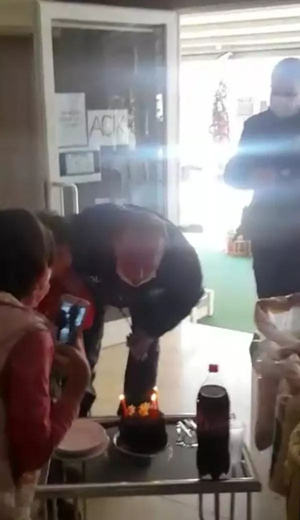 Kavga ihbarına giden polise pastalı sürpriz Kavga ihbarına giden polise pastalı sürpriz