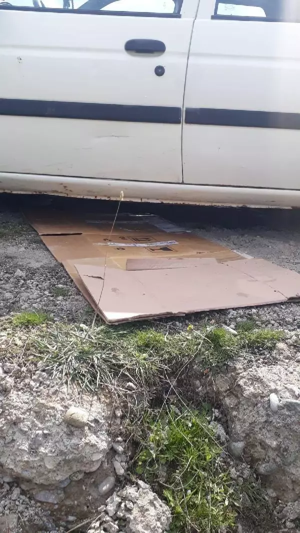 Tamir etmek için otomobilinin altına giren adam, ezilerek yaşamını yitirdi Tamir etmek için otomobilinin altına giren adam, ezilerek yaşamını yitirdi