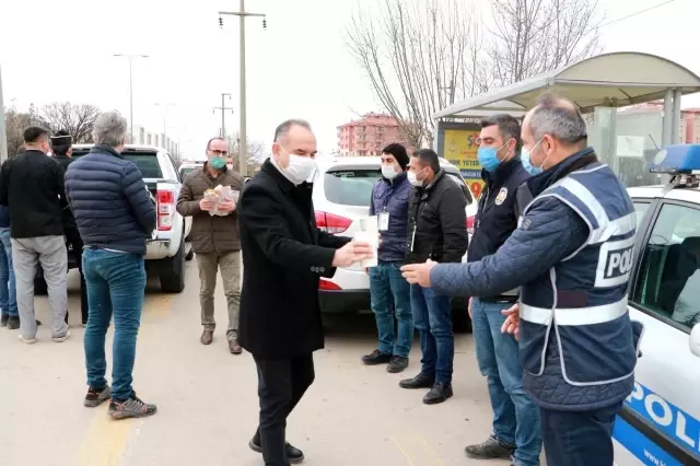 Kırıkkale Belediyesinden görev başındaki polislere çorba ikramı Kırıkkale Belediyesinden görev başındaki polislere çorba ikramı