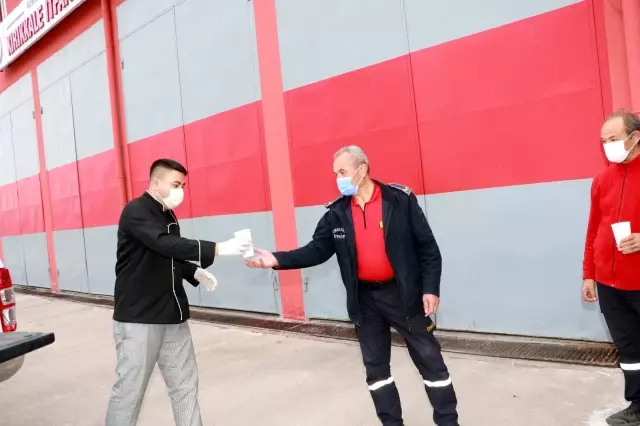 Kırıkkale Belediyesinden görev başındaki polislere çorba ikramı Kırıkkale Belediyesinden görev başındaki polislere çorba ikramı