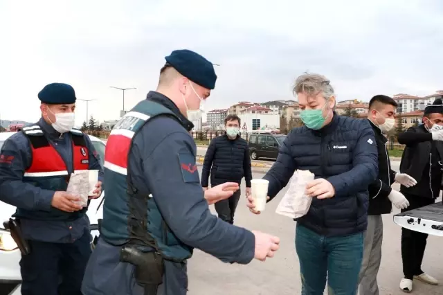 Kırıkkale Belediyesinden görev başındaki polislere çorba ikramı Kırıkkale Belediyesinden görev başındaki polislere çorba ikramı