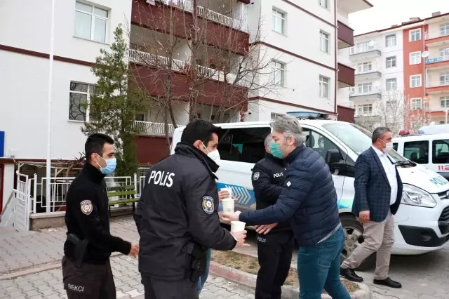 Kırıkkale Belediyesinden görev başındaki polislere çorba ikramı Kırıkkale Belediyesinden görev başındaki polislere çorba ikramı