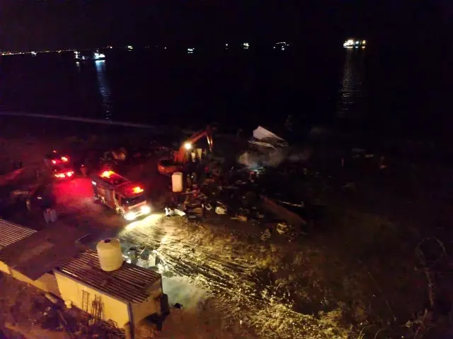 Son Dakika | Kıyıya oturan gemide bu sefer de yangın çıktı Son Dakika | Kıyıya oturan gemide bu sefer de yangın çıktı
