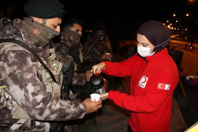 Son dakika haber: Kızılay'dan nöbetteki polislere çay-kahve ikramı Son dakika haber: Kızılay'dan nöbetteki polislere çay-kahve ikramı