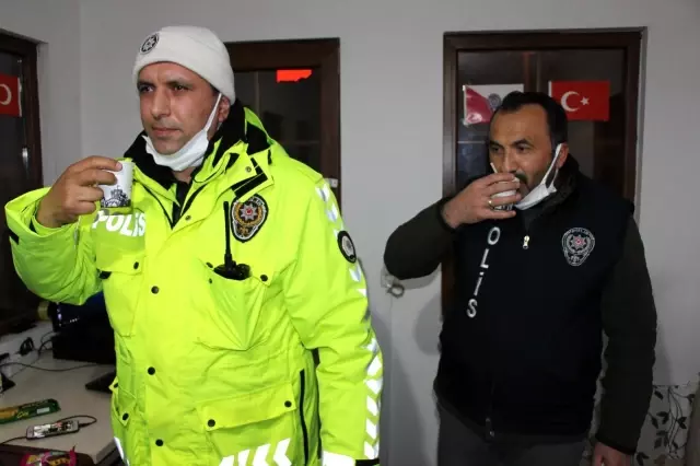 Son dakika haber: Kızılay'dan nöbetteki polislere çay-kahve ikramı Son dakika haber: Kızılay'dan nöbetteki polislere çay-kahve ikramı