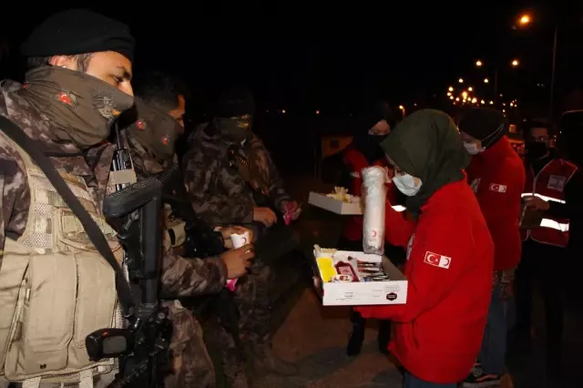 Son dakika haber: Kızılay'dan nöbetteki polislere çay-kahve ikramı Son dakika haber: Kızılay'dan nöbetteki polislere çay-kahve ikramı