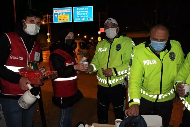 Son dakika haber: Kızılay'dan nöbetteki polislere çay-kahve ikramı Son dakika haber: Kızılay'dan nöbetteki polislere çay-kahve ikramı