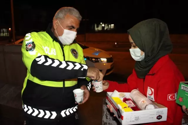 Son dakika haber: Kızılay'dan nöbetteki polislere çay-kahve ikramı Son dakika haber: Kızılay'dan nöbetteki polislere çay-kahve ikramı