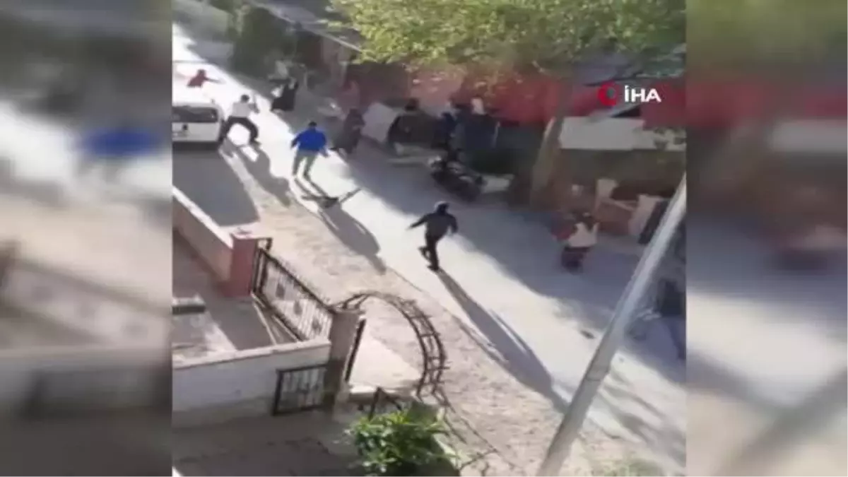 Komşuların taşlı sopalı kavgası kamerada... Sokak ortasında birbirlerine girdiler