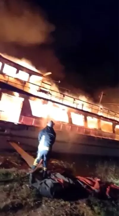 Manavgat'ta çekek yerindeki 2 tekne alev alev yandı Manavgat'ta çekek yerindeki 2 tekne alev alev yandı