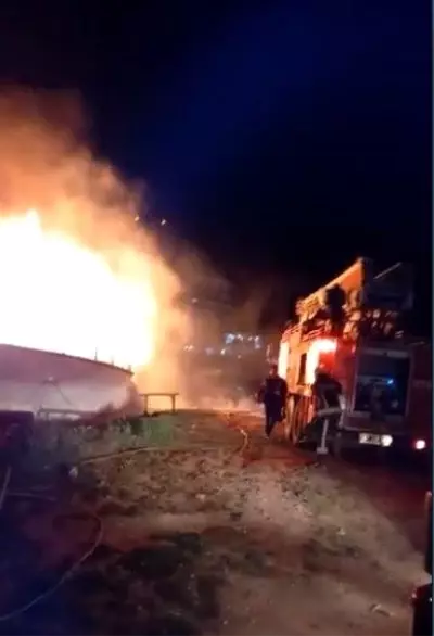 Manavgat'ta çekek yerindeki 2 tekne alev alev yandı Manavgat'ta çekek yerindeki 2 tekne alev alev yandı