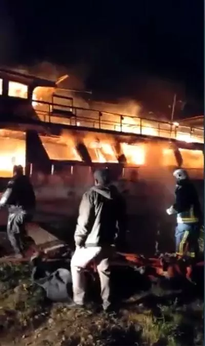 Manavgat'ta çekek yerindeki 2 tekne alev alev yandı Manavgat'ta çekek yerindeki 2 tekne alev alev yandı