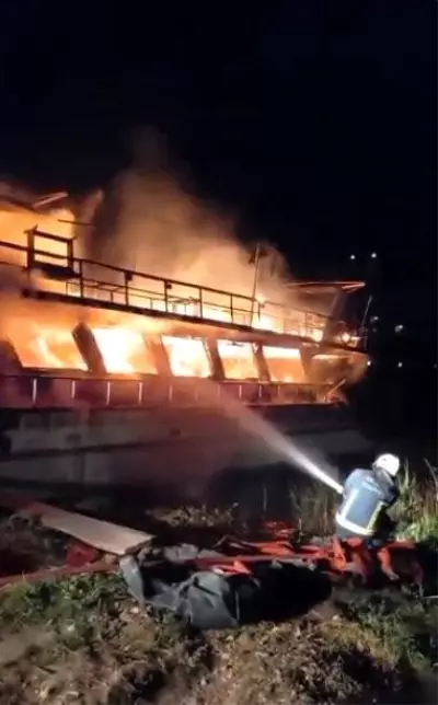 Manavgat'ta çekek yerindeki 2 tekne alev alev yandı Manavgat'ta çekek yerindeki 2 tekne alev alev yandı