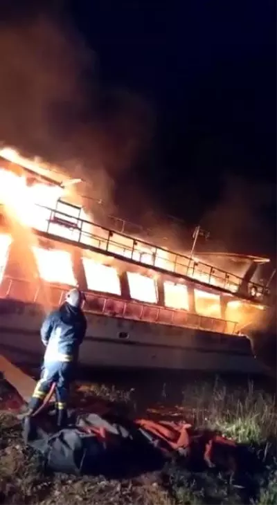 Manavgat'ta çekek yerindeki 2 tekne alev alev yandı Manavgat'ta çekek yerindeki 2 tekne alev alev yandı