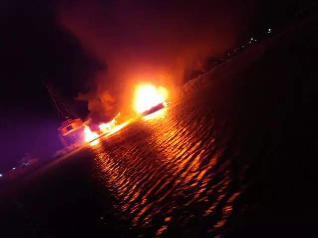 Manavgat'ta çekek yerindeki 2 tekne alev alev yandı Manavgat'ta çekek yerindeki 2 tekne alev alev yandı