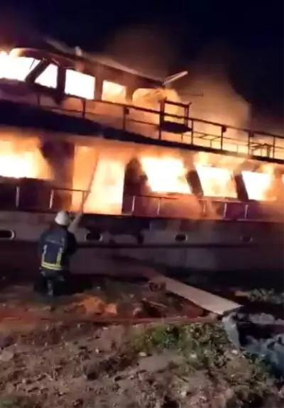 Manavgat'ta çekek yerindeki 2 tekne alev alev yandı Manavgat'ta çekek yerindeki 2 tekne alev alev yandı