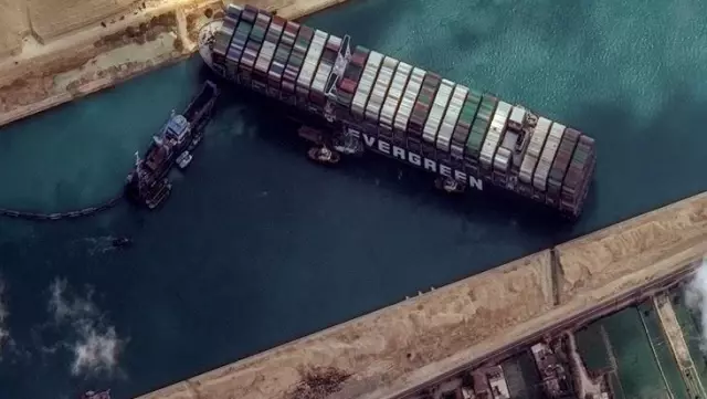 Mısır, Süveyş Kanalı'nı kapatan gemiyi göller bölgesine çekti! Tazminat alana kadar alıkoyacak Mısır, Süveyş Kanalı'nı kapatan gemiyi göller bölgesine çekti! Tazminat alana kadar alıkoyacak