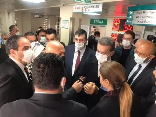 Uçakta rahatsızlanan Mustafa Sarıgül hastaneye kaldırıldı Uçakta rahatsızlanan Mustafa Sarıgül hastaneye kaldırıldı