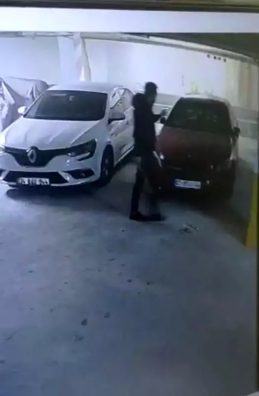 Öfkeli genç, Rus kadının lüks aracını hurdaya çevirip cep telefonuyla da kaydetti Öfkeli genç, Rus kadının lüks aracını hurdaya çevirip cep telefonuyla da kaydetti