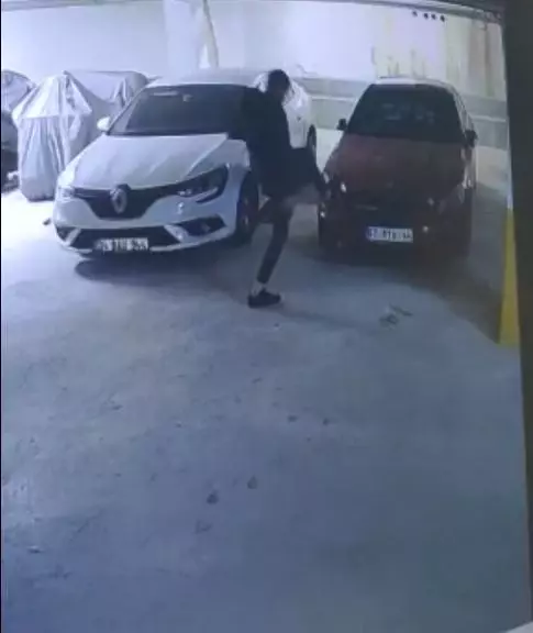 Öfkeli genç, Rus kadının lüks aracını hurdaya çevirip cep telefonuyla da kaydetti Öfkeli genç, Rus kadının lüks aracını hurdaya çevirip cep telefonuyla da kaydetti