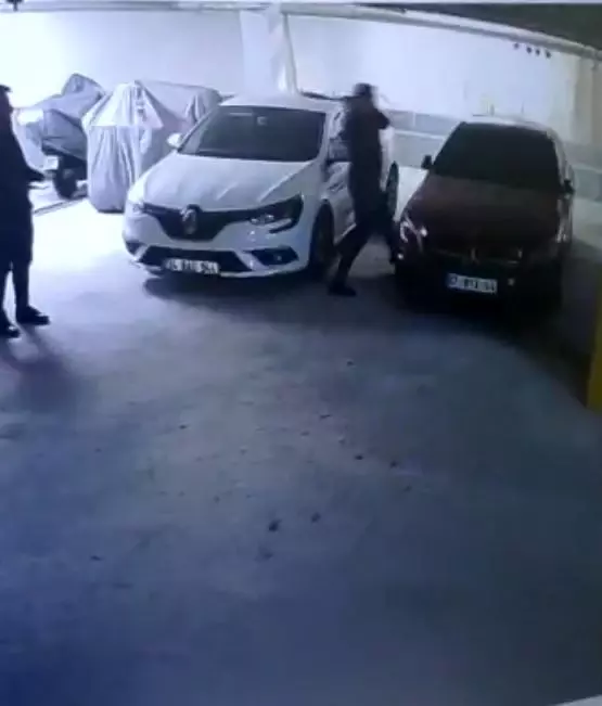 Öfkeli genç, Rus kadının lüks aracını hurdaya çevirip cep telefonuyla da kaydetti Öfkeli genç, Rus kadının lüks aracını hurdaya çevirip cep telefonuyla da kaydetti