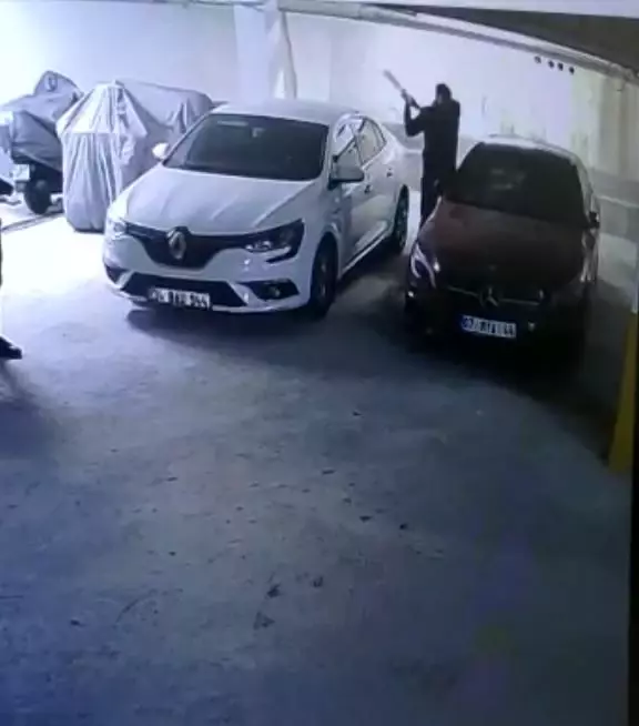 Öfkeli genç, Rus kadının lüks aracını hurdaya çevirip cep telefonuyla da kaydetti Öfkeli genç, Rus kadının lüks aracını hurdaya çevirip cep telefonuyla da kaydetti