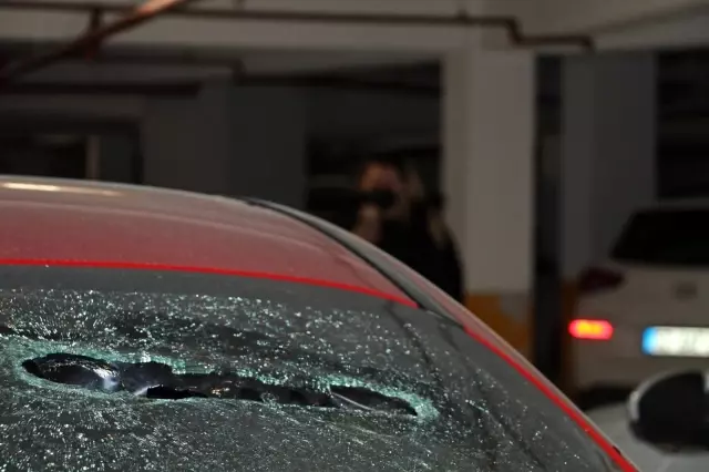 Öfkeli genç, Rus kadının lüks aracını hurdaya çevirip cep telefonuyla da kaydetti Öfkeli genç, Rus kadının lüks aracını hurdaya çevirip cep telefonuyla da kaydetti